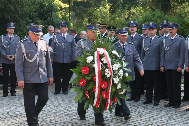 Delegacja SKPP składa kwiaty pod pomnikiem policjantów na cmentzru Osobowickim
